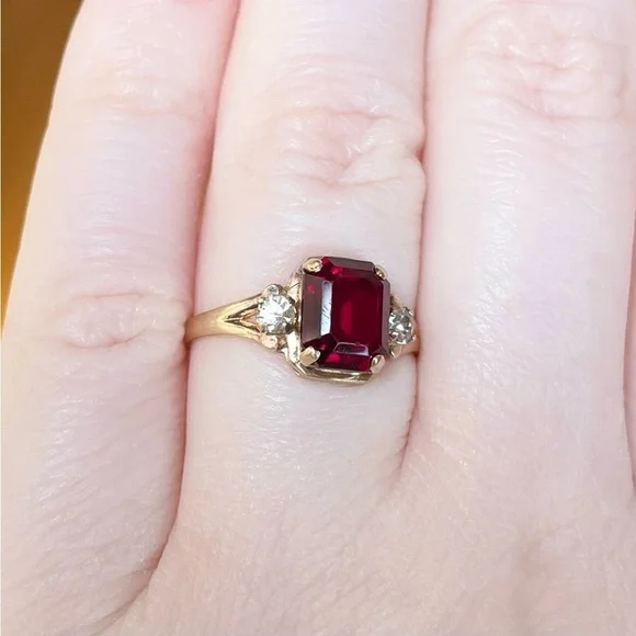 10K Vintage PSCO Red Glass Rhinestone dark red garnet emerald cut statement ring - Picture 3 of 11